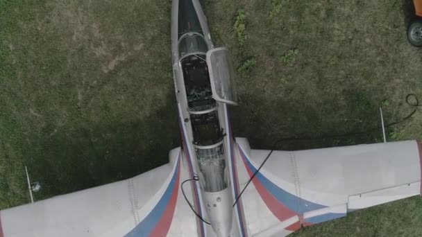 Akrobasi ekibi 2 + 1 uçak L-29 açık kabin — Stok video