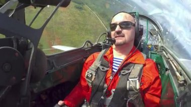 Aşırı bir jet uçağı kokpite sahip pilot.