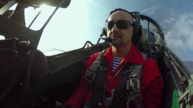 Aşırı bir jet uçağı kokpite sahip pilot.
