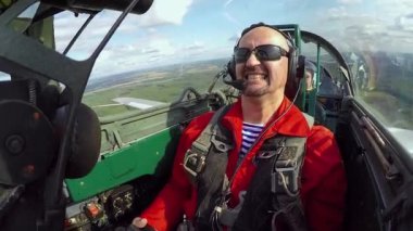 Aşırı bir jet uçağı kokpite sahip pilot.