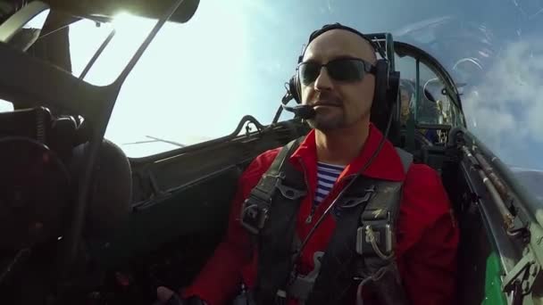 Pilot mit Überlastung im Cockpit eines Düsenflugzeugs. — Stockvideo