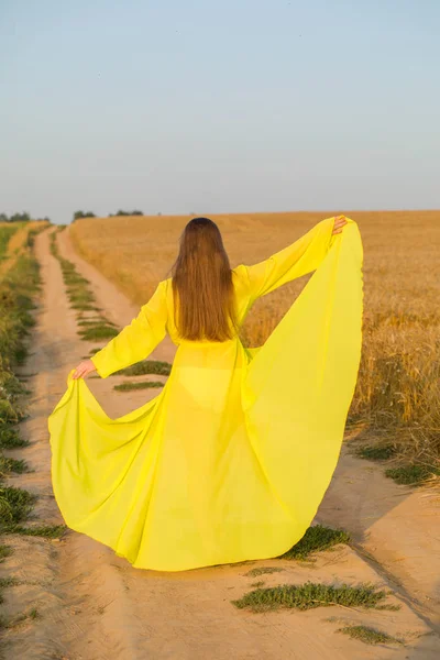 Gele abaya op mooie vrouw — Stockfoto