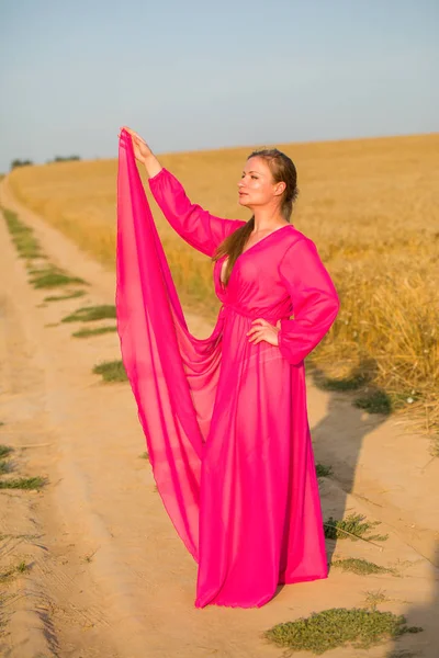 Retrato de uma jovem mulher loira sexy em vestido verde em um backgr — Fotografia de Stock