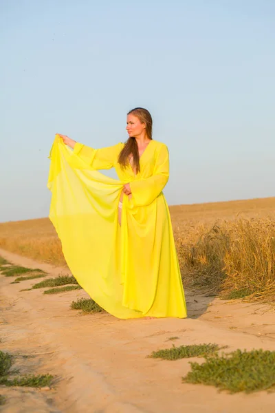 きれいな女性に黄色のアバヤ — ストック写真