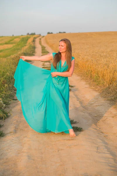 Attractive woman in the field — Stock Photo, Image