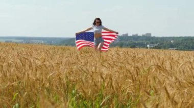 Güzellik kız çalışan üzerinde sarı buğday alan bizimle ulusal bayrak. Mutlu kadın açık havada. Hasat