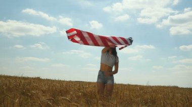 Güzellik kız çalışan üzerinde sarı buğday alan bizimle ulusal bayrak. Mutlu kadın açık havada. Hasat