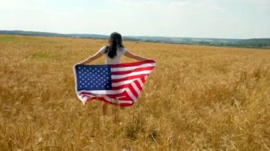 Güzellik kız çalışan üzerinde sarı buğday alan bizimle ulusal bayrak. Mutlu kadın açık havada. Hasat