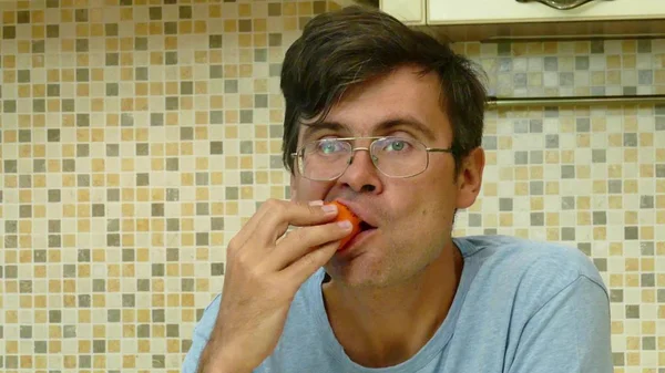 Erwachsener Mann isst Karotte am Morgen — Stockfoto