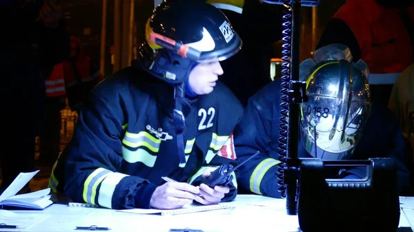 Staff of Russian rescue service at the command point — Stock Photo, Image