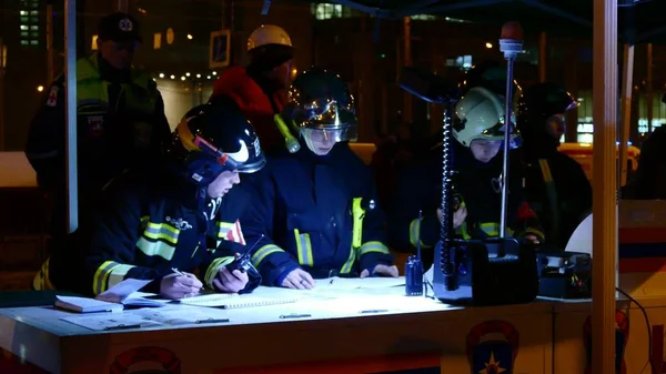 Personal del servicio de rescate ruso en el punto de mando —  Fotos de Stock