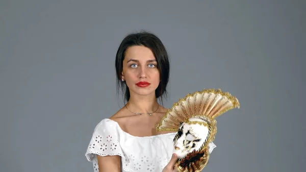 Красивая загадочная девушка делает выбор между двумя венецианскими м — стоковое фото