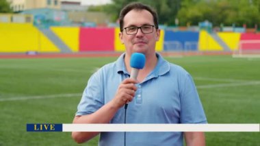 Gazeteci Stadium: son dakika haber Masası ile televizyon için ekranda bildiriyor