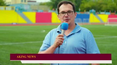 Gazeteci Stadium: son dakika haber Masası ile televizyon için ekranda bildiriyor