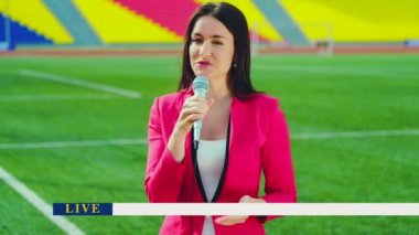 Gazeteci Stadium: son dakika haber Masası ile televizyon için ekranda bildiriyor