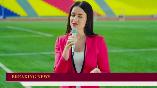 Journalist is de rapportage van het stadion voor de televisie met breaking nieuws paneel op scherm — Stockvideo