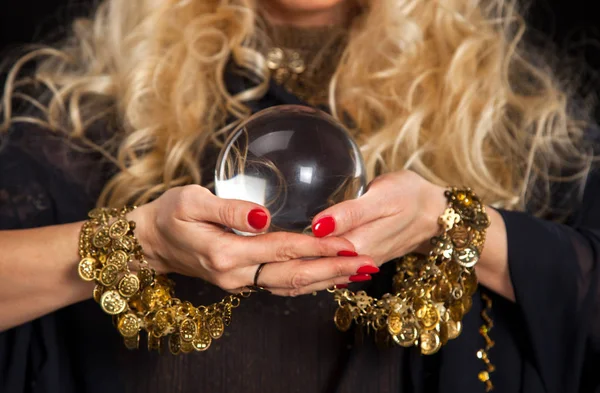 Bola de cristal e cartomante mãos . — Fotografia de Stock