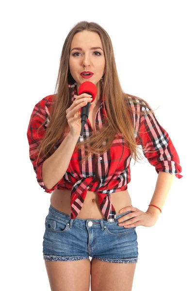 Vrouw zingen karaoke met microfoon — Stockfoto