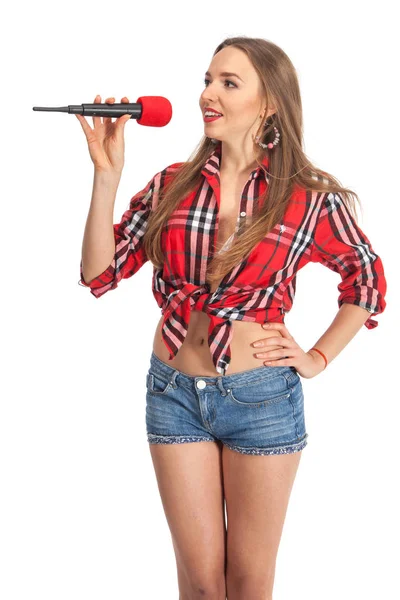 Mulher cantando karaoke com microfone — Fotografia de Stock