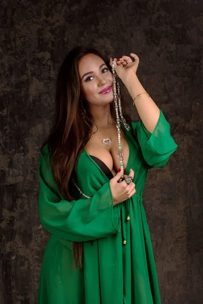 녹색 abaya에서 아름 다운 여자. — 스톡 사진