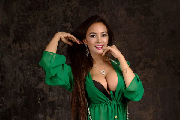 美丽的女人，在绿色的长袍. — 图库照片