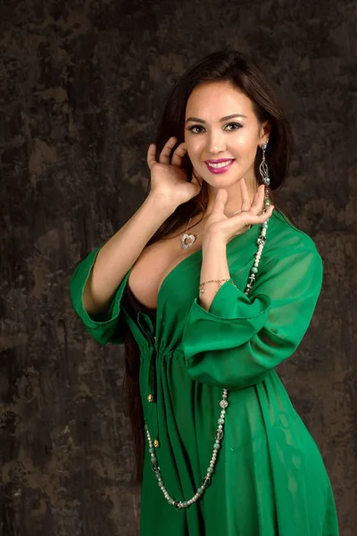 Όμορφη γυναίκα στο πράσινο abaya. — Φωτογραφία Αρχείου