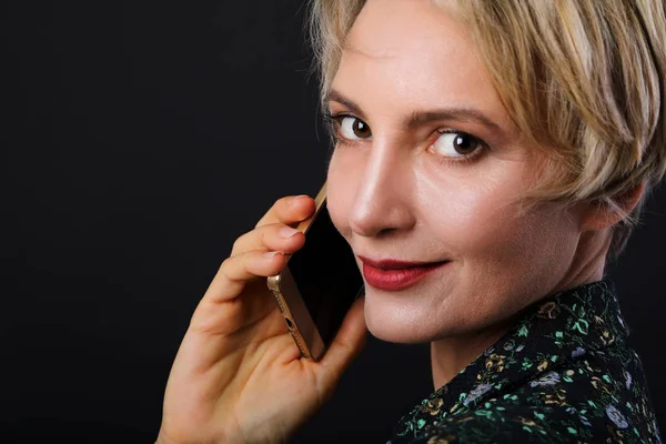 Hermosa caucásica de pelo corto mujer de negocios de cerca portrai — Foto de Stock