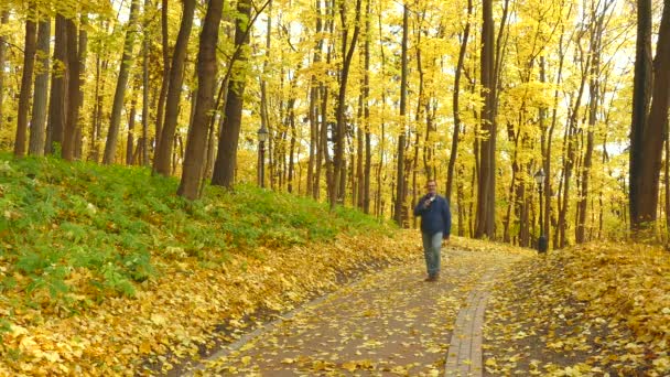 Journaliste avec microphone devant l'église orthodoxe .