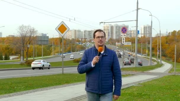 Journalist Berichtet Für Das Fernsehen Von Der Straße Mit Eilmeldungen — Stockvideo