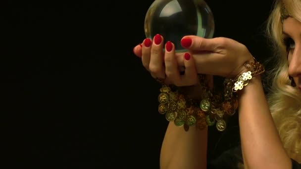L'indovina femminile guarda al futuro attraverso la sfera di cristallo. Vista da vicino . — Video Stock