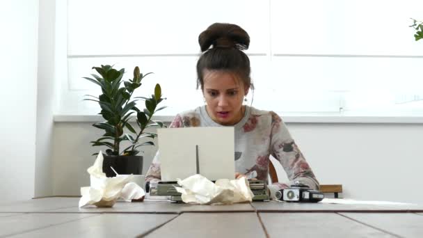 Giovane scrittrice che lavora alla macchina da scrivere in camera bianca con emozione positiva — Video Stock