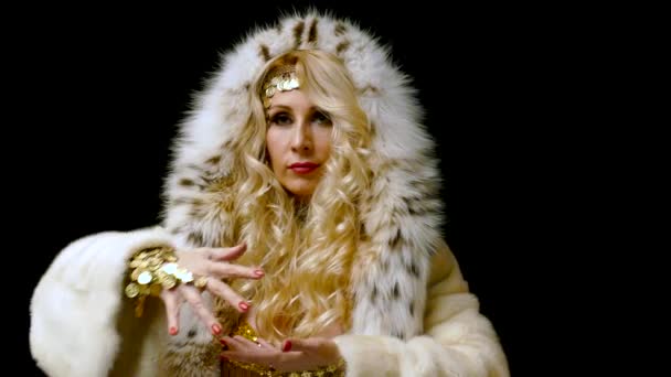 Mooie Blonde Waarzegster Houdt Kristallen Bol Vingers Beweeg Toekomst — Stockvideo