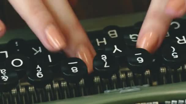 Starý psací stroj psaní. — Stock video