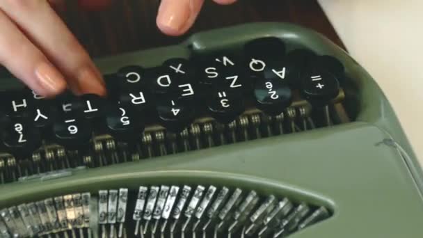 Stara maszyna do pisania pisanie. — Wideo stockowe
