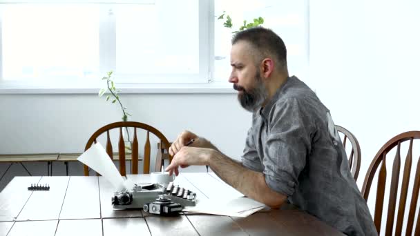 Schriftsteller Bei Der Arbeit Mit Starken Emotionen Über Text — Stockvideo