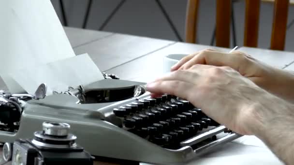 Escritores mãos na máquina de escrever vintage na sala branca — Vídeo de Stock