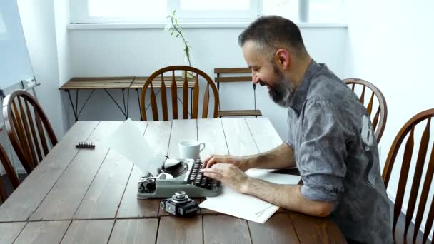 Schriftsteller Bei Der Arbeit Mit Starken Emotionen Über Text — Stockvideo