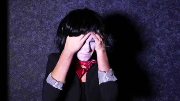 Pretty woman in horror style make up sings a song on dark background — Stock Video