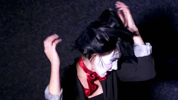 Ładna kobieta w stylu horroru tworzą śpiewa piosenkę na ciemnym tle — Zdjęcie stockowe