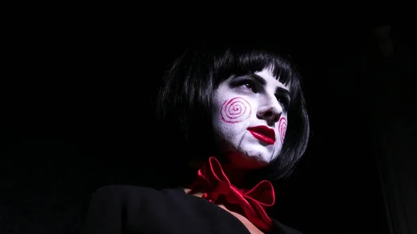 Hübsche Frau im Horror-Stil Make-up singt ein Lied auf dunklem Hintergrund — Stockfoto