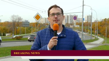 gazeteci mikrofon ile