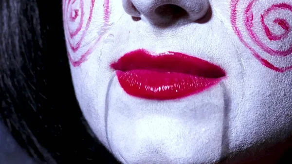 Mooie vrouw in horror stijl make-up zingt een lied op donkere achtergrond — Stockfoto