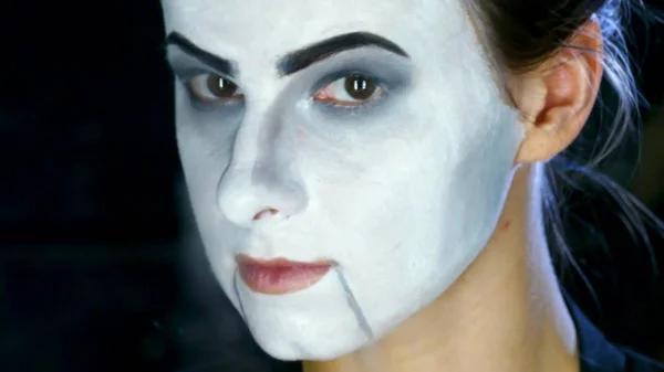 Mujer bonita en el estilo de horror maquillaje — Foto de Stock
