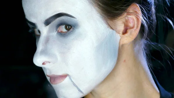 Mujer bonita en el estilo de horror maquillaje — Foto de Stock