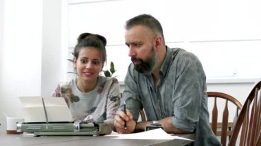 Yazarlar erkek ve birlikte çalışma, iş hakkında güçlü duygular sahip kadın.