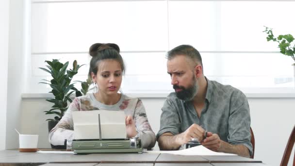 Scrittori Uomo Donna Che Lavorano Insieme Con Forti Emozioni Lavoro — Video Stock