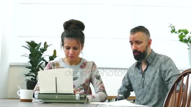 Dos escritores hombre y mujer en el trabajo que tienen fuertes emociones sobre el texto — Vídeos de Stock