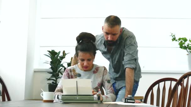 Dos escritores hombre y mujer en el trabajo que tienen fuertes emociones sobre el texto — Vídeo de stock