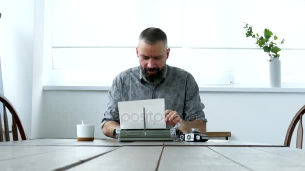 Письменник Роботі Має Сильні Емоції Щодо Тексту — стокове відео