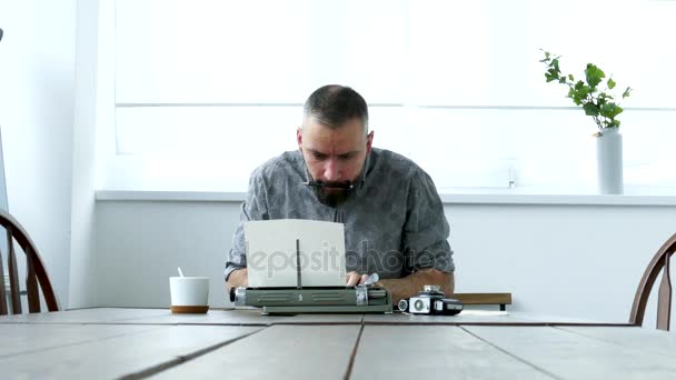 Schrijver Het Werk Met Sterke Emoties Tekst — Stockvideo